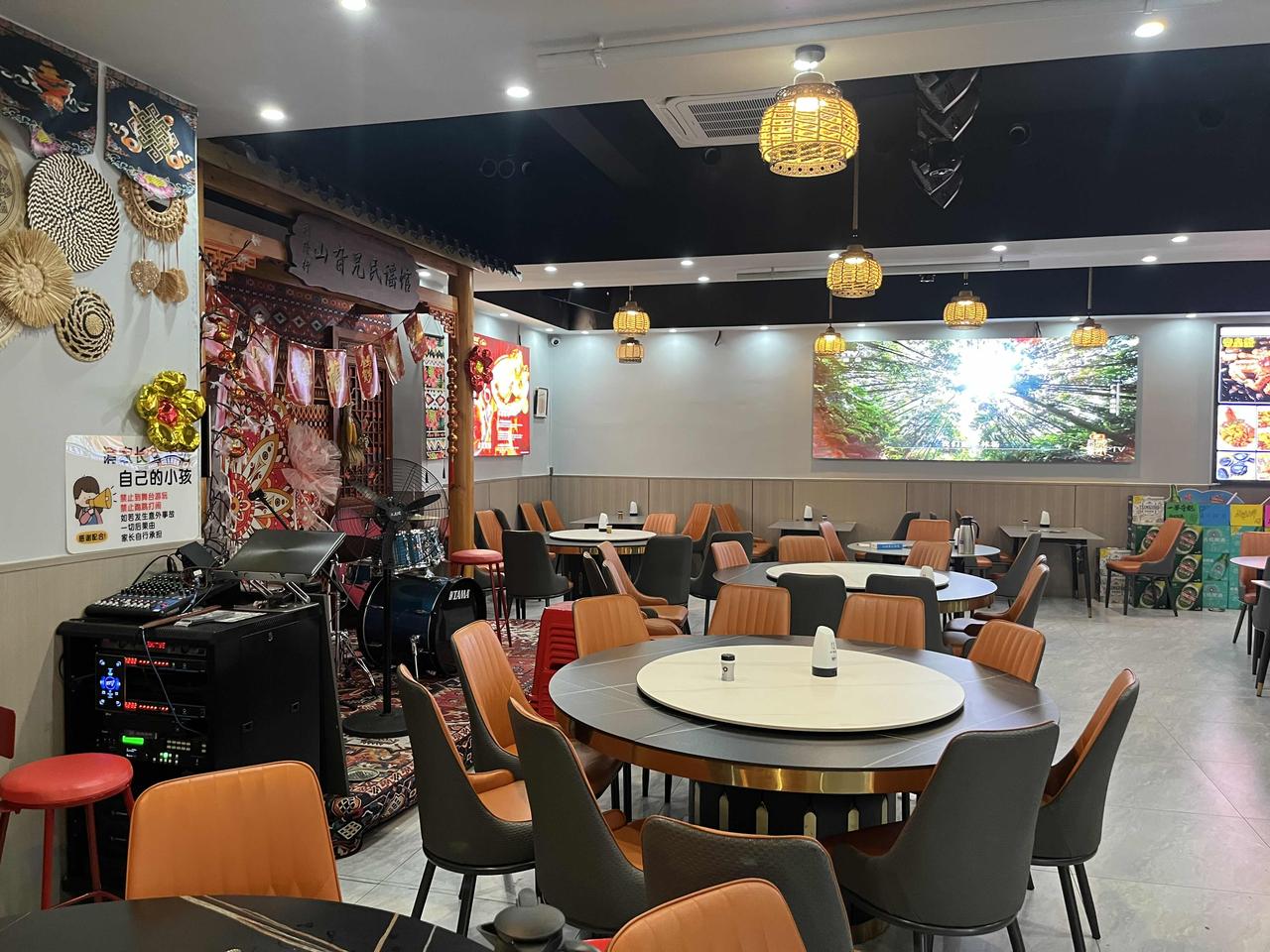 温馨小馆，美食与音乐相伴，尽享悠闲时光。🍜🎸🎶感觉如何？