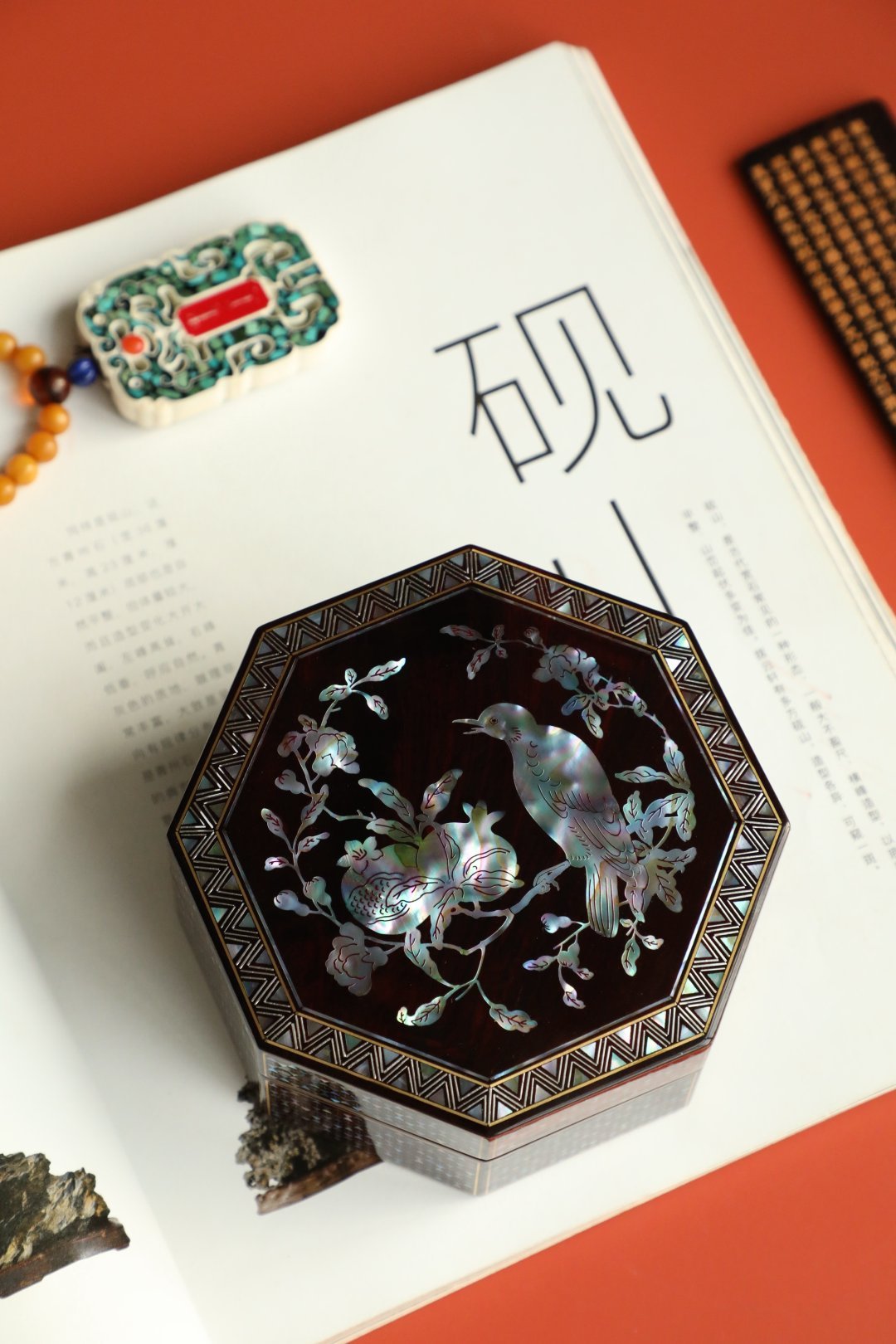 小叶紫檀×螺钿 | 喜乐多福 八角盒老料底胎，大漆嵌螺钿工艺，盒面石榴山禽图，立