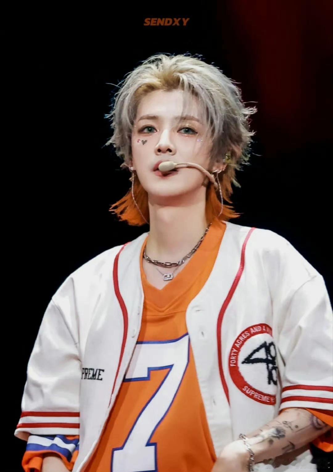家人们谁没被鹿晗新造型戳到啊！这次的橘色狼尾也太绝了吧，本以为这种高饱和撞色+个