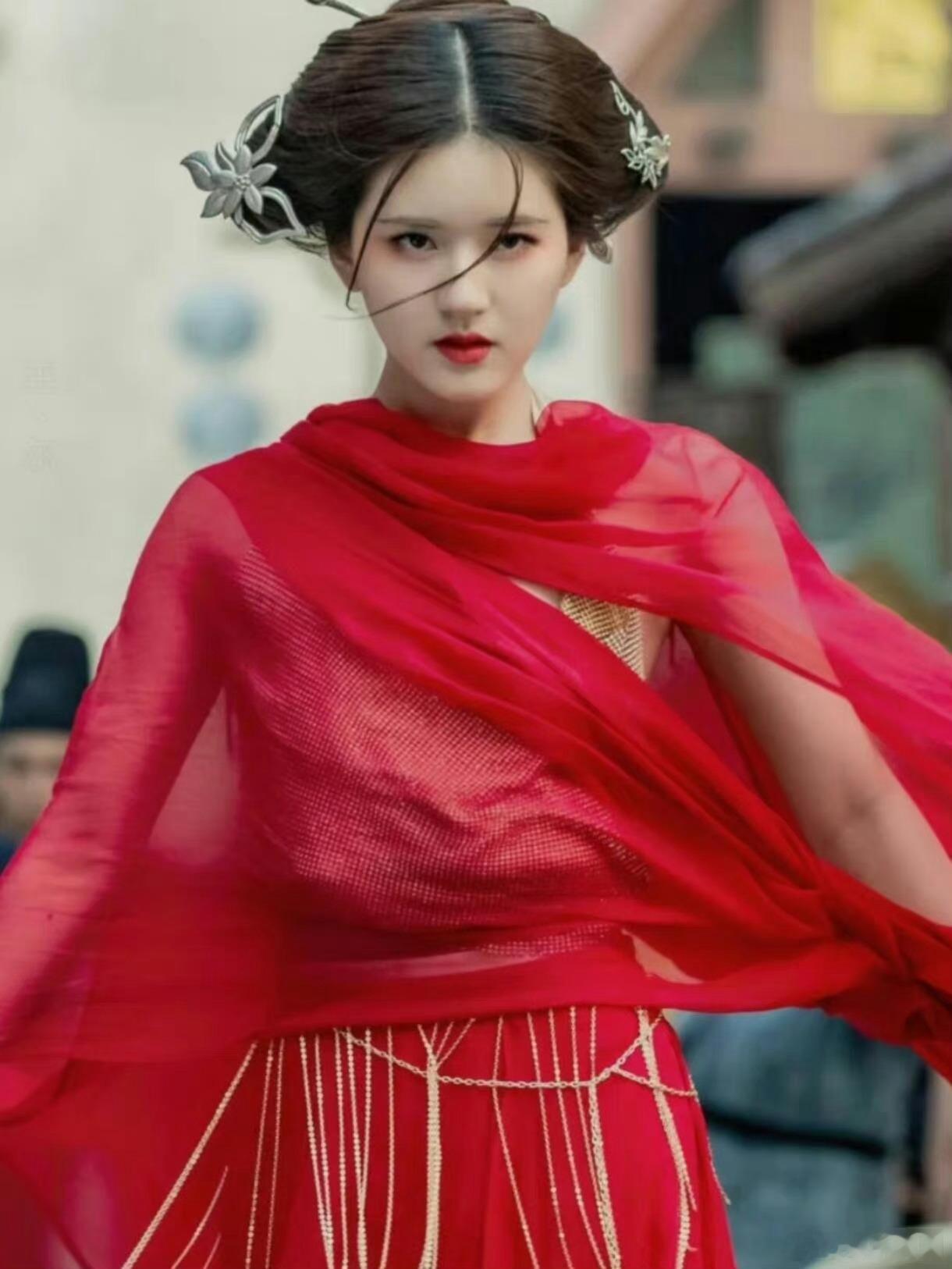 虞书欣和赵露思的红衣造型谁赢了？ ​​​