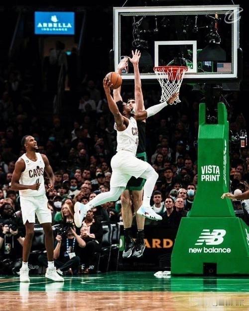 骑士现在有两个杀手锏，其他球队很难防！！
一个是米切尔的甩臂上篮，这是米球王的专