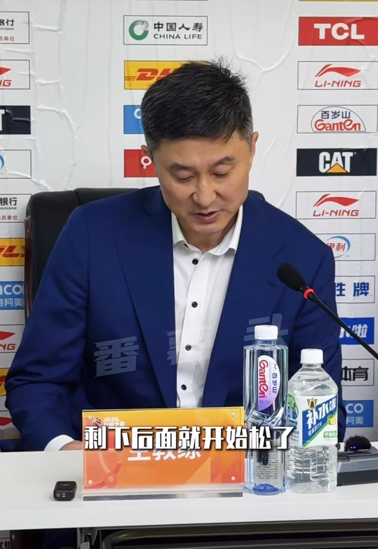 杜锋赛后不满球员放松，依旧“不粘锅”，社交媒体被球迷攻陷
广东队本赛季首次遭到三