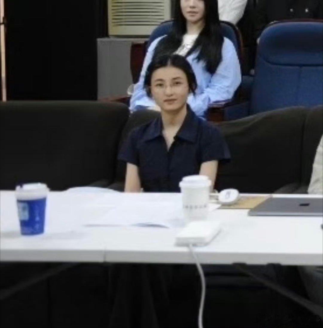 张子枫是严浩翔答辩老师好呆萌的感觉，恭喜张子枫解锁人生的新身份。 