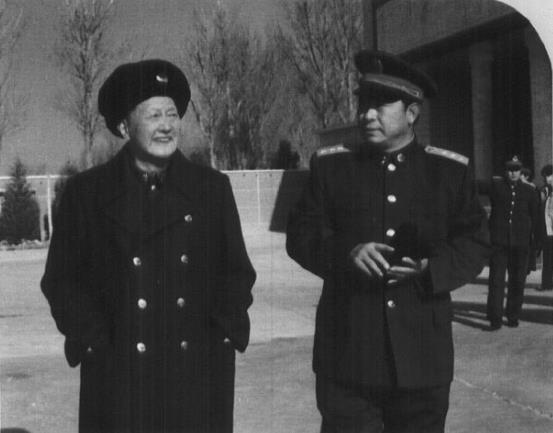 1990年1月，洪学智在北京军区某部视察。