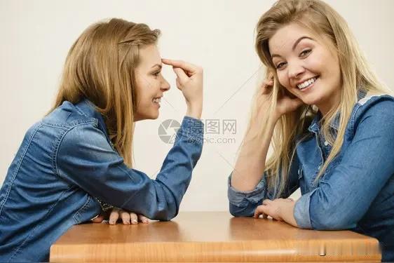 长舌婆
长舌无事自画眉，
尽放流言满村飞。
青松何惧草千丈，
野火过处灰一堆。