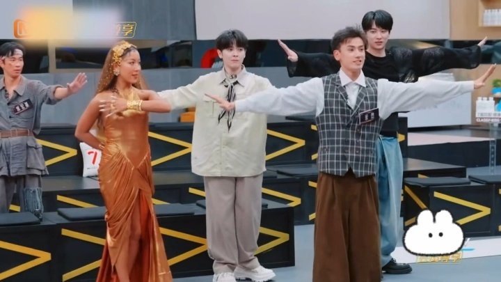 尤长靖要和吉克隽逸pk民族舞尤长靖吉克隽逸现学民族舞 看尤长靖被拉起来学民族舞，