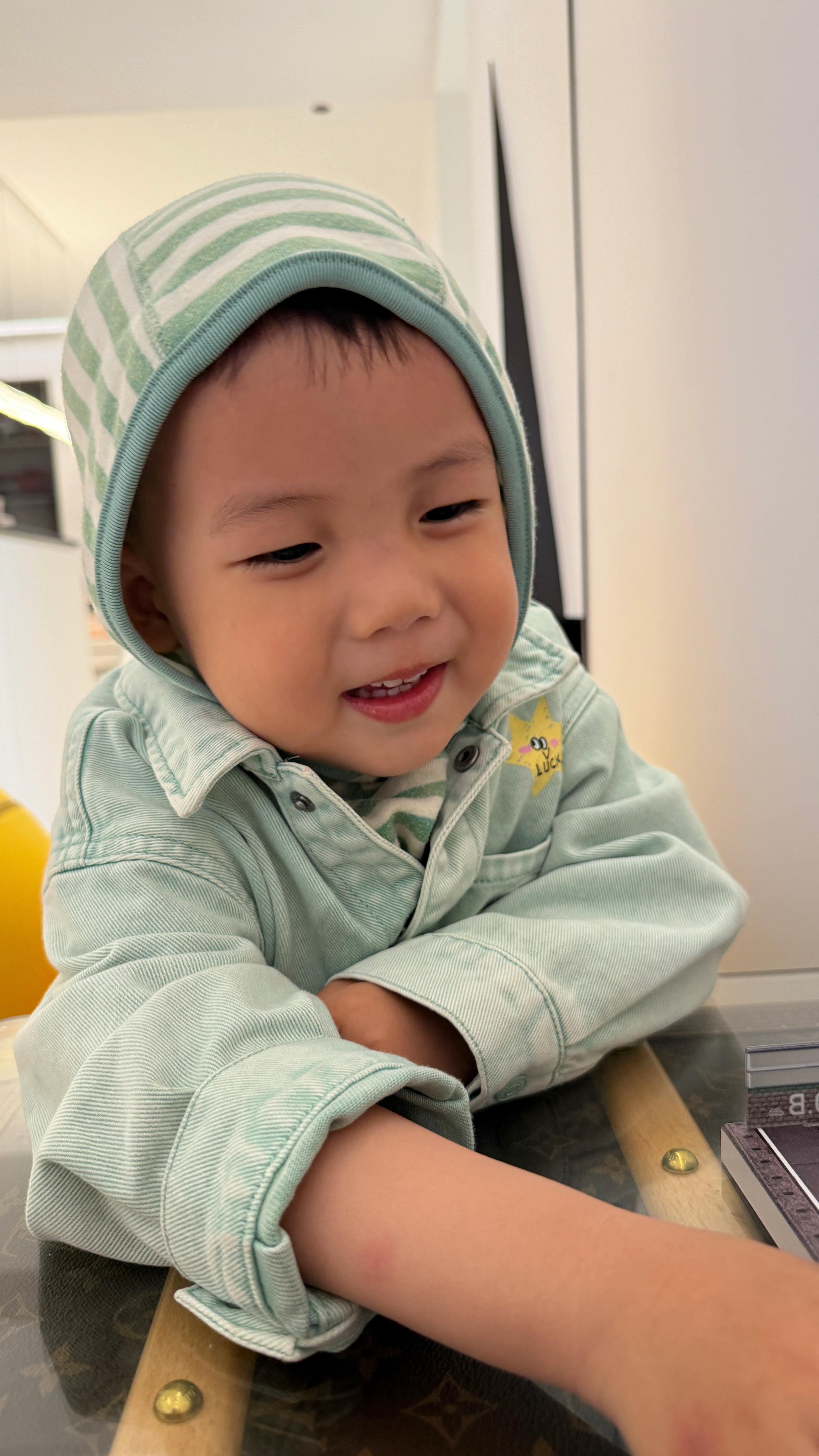 难得嘴巴闭上。 