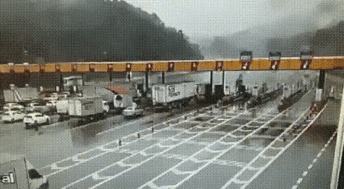 一己之力让这条路瘫痪。