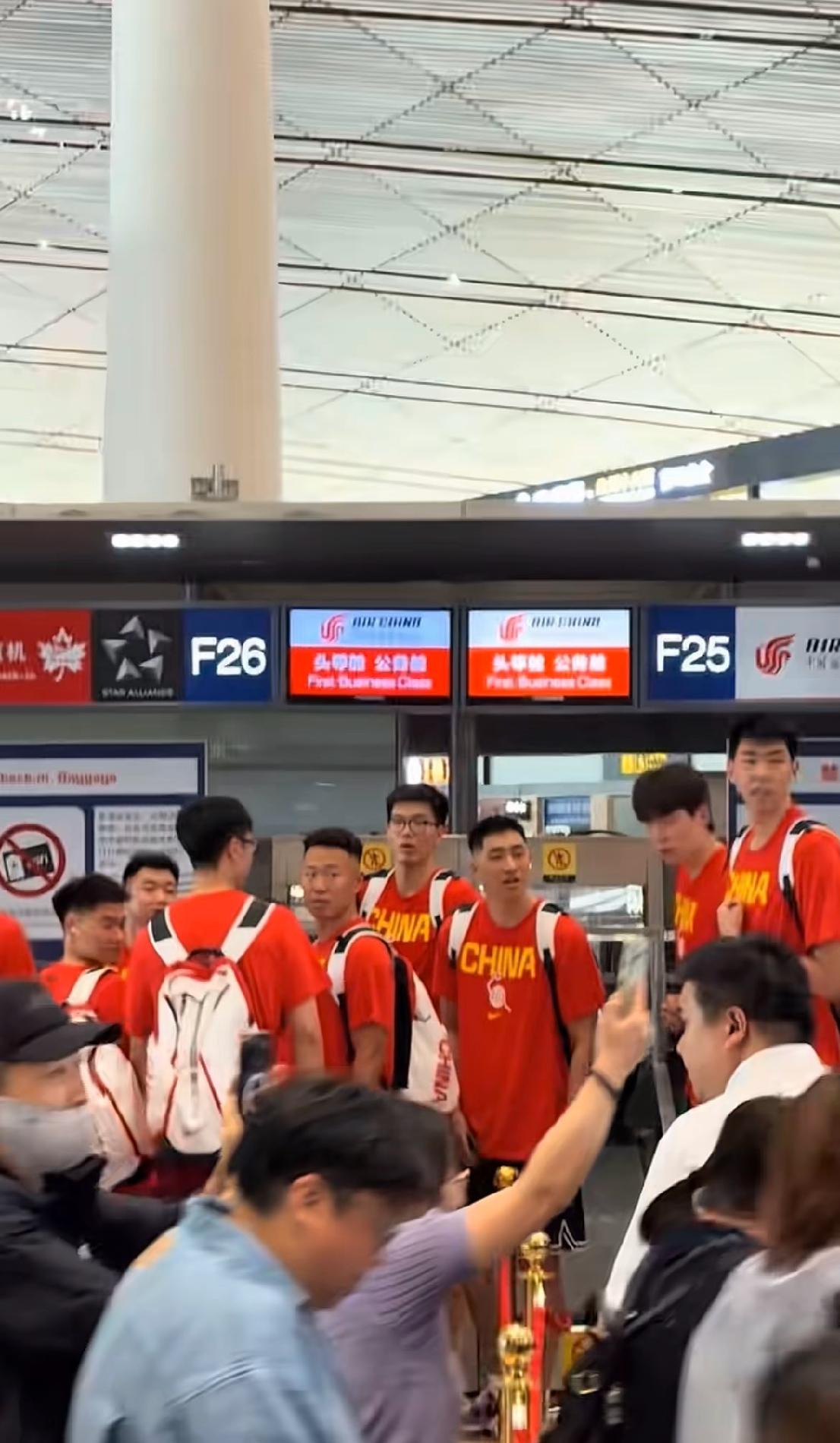 赵雅芝的超高人气连中国男篮都惊呆了！不老女神赵雅芝碰巧与中国男篮一起走北京机场出