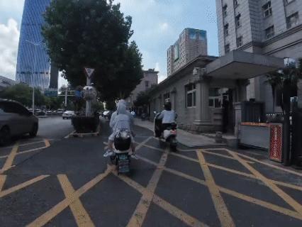 女子防晒过于严实，容易遮挡视线，骑行隐患大，骑车请戴好安全头盔。