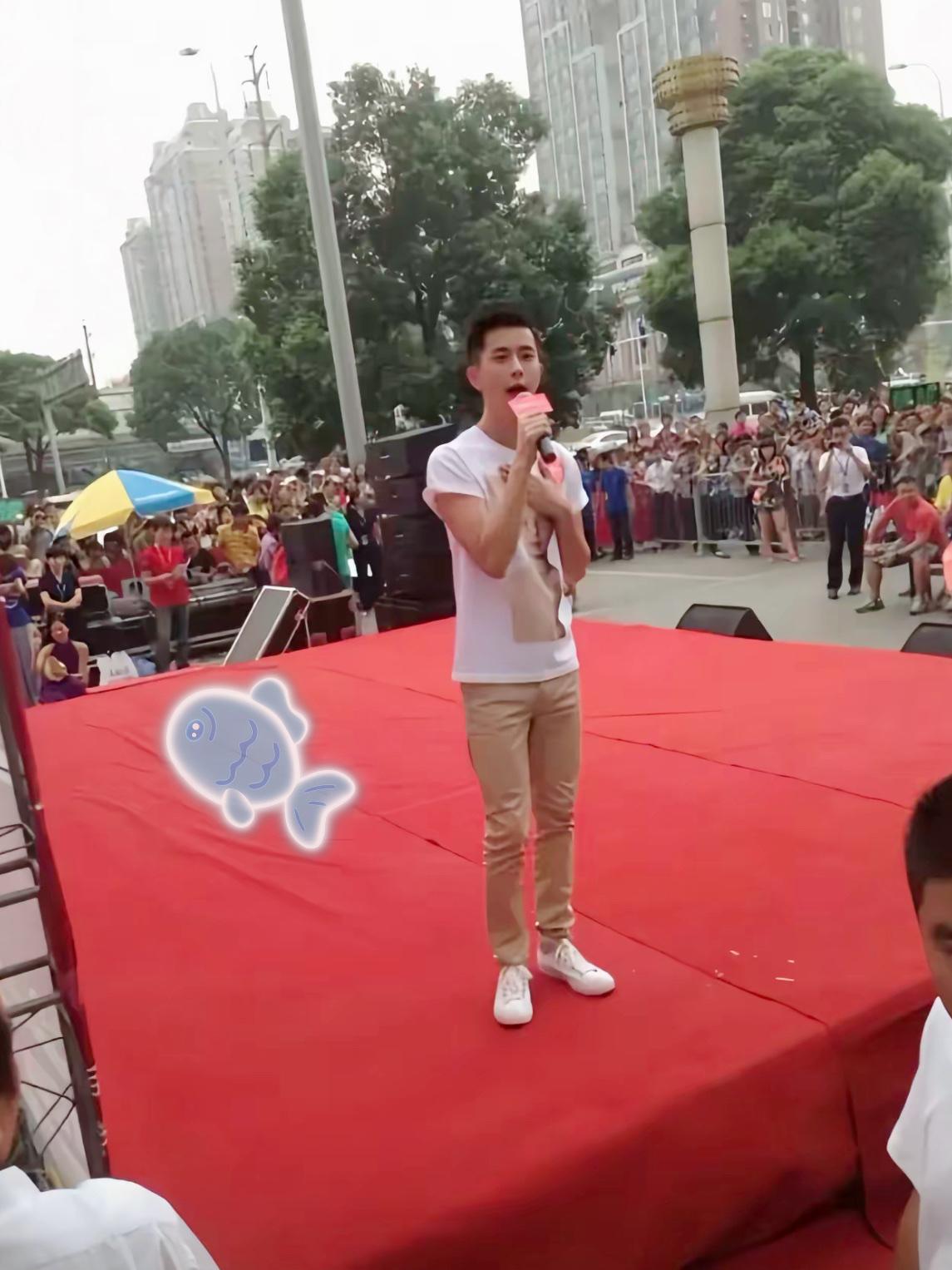 他是一个有原则，有底线的人。在自己没有戏拍的时候，他会积极参加商演，一点不觉得丢