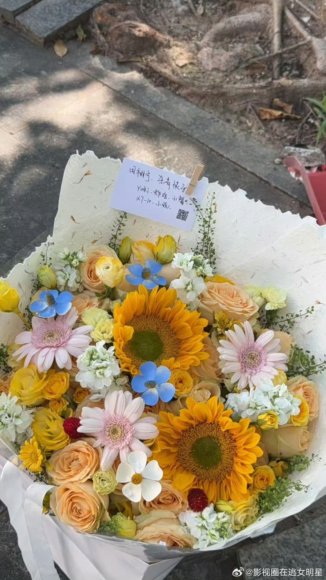 粉丝给田栩宁准备了花束田栩宁杀青粉丝花束应援柠檬水为田栩宁备好杀青花束与展板灯牌