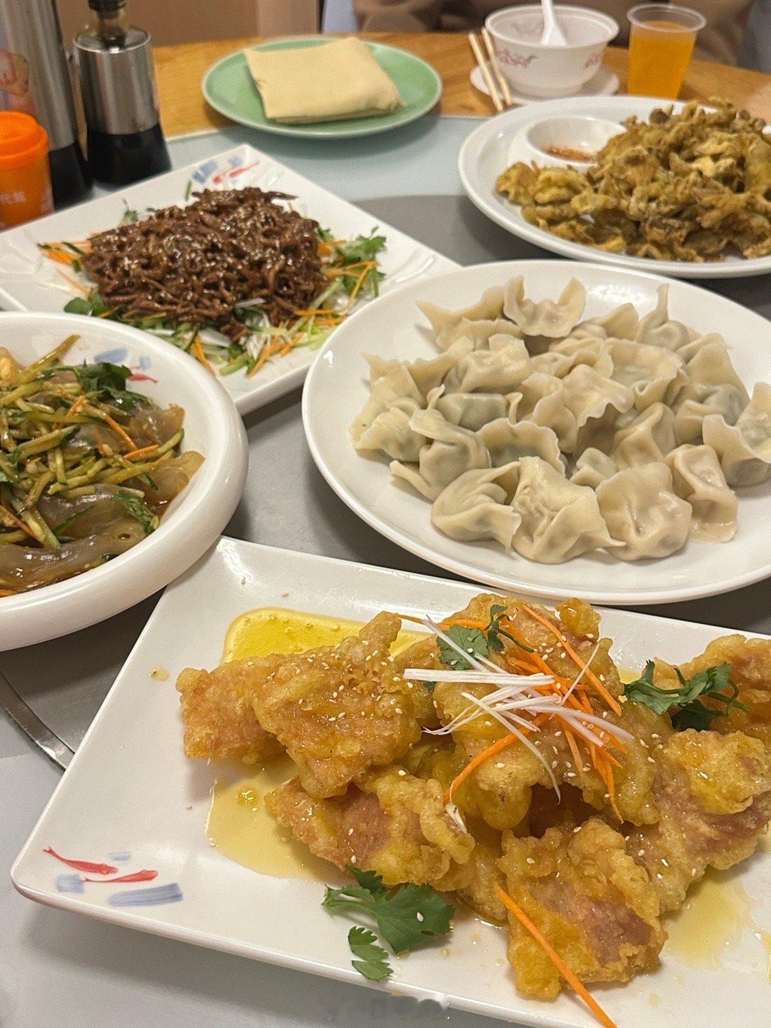 又是减肥失败的一天[淡淡的]今天吃东北菜！锅包肉嘎嘎好吃～大家都吃晚饭了没？ ​