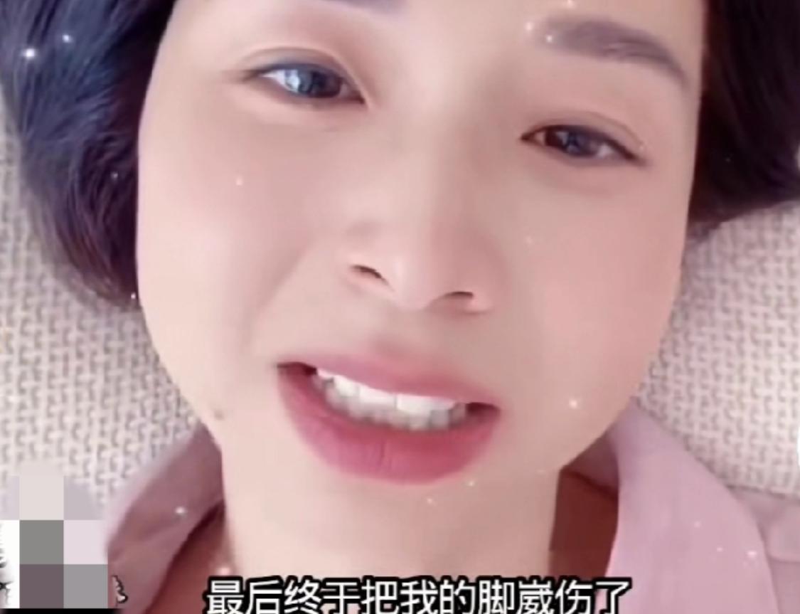 国庆假期的早晨，很多人都还在高速上堵车，谁都不是闲的慌的。而崔丽丽则又发视频博取