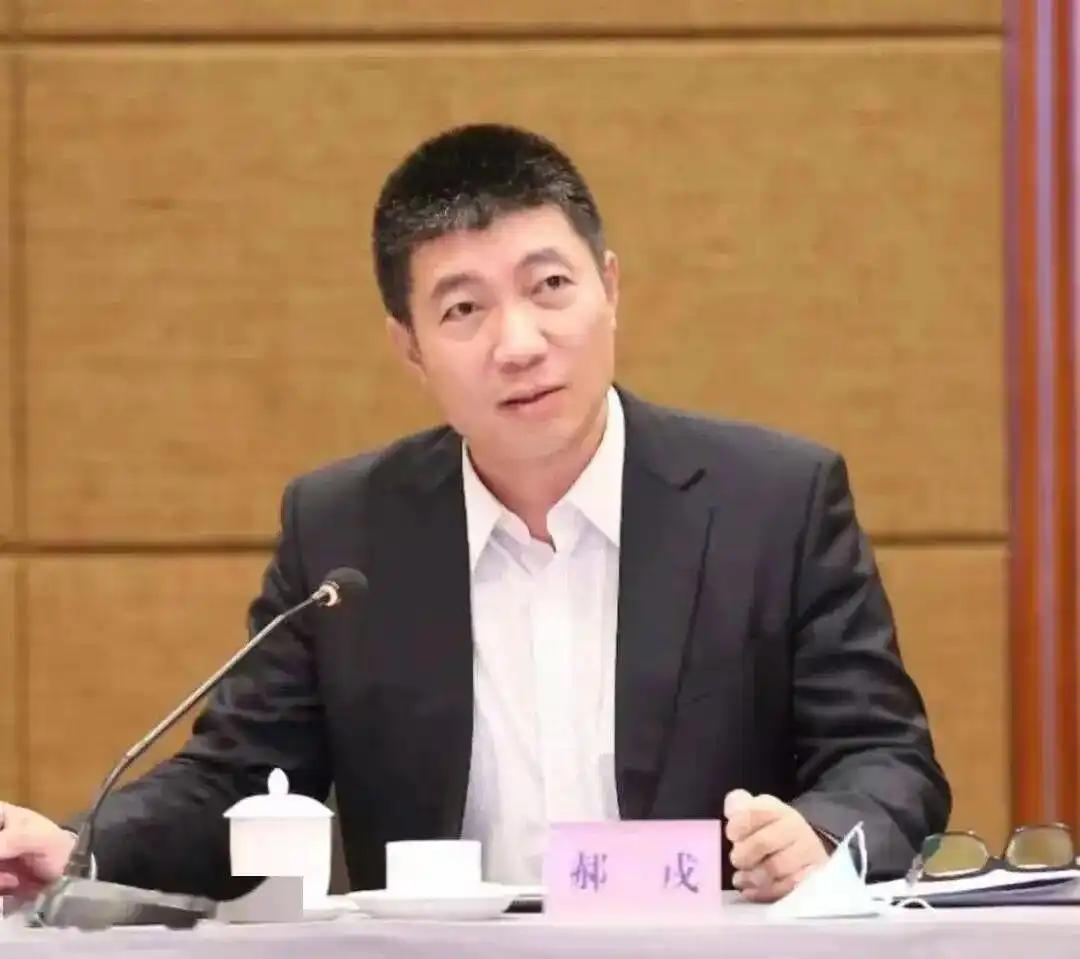 家人们，娱乐圈+教育圈炸锅了！培育出章子怡、刘烨、袁泉这些顶流的中戏院长郝戎，竟