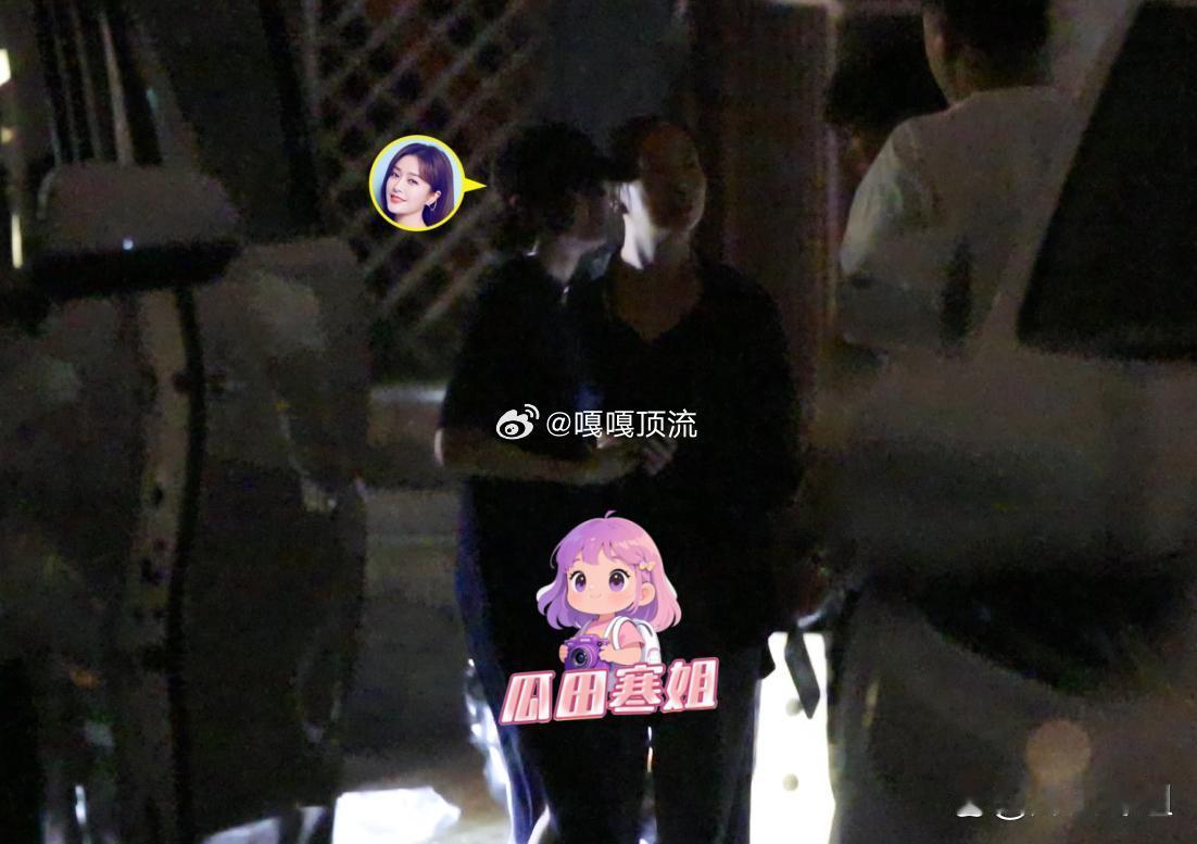 秦岚醉酒被搀扶出门秦岚喝多被搀扶下楼宋佳获奖真棒，派对热热闹闹的。秦岚开心喝多晃