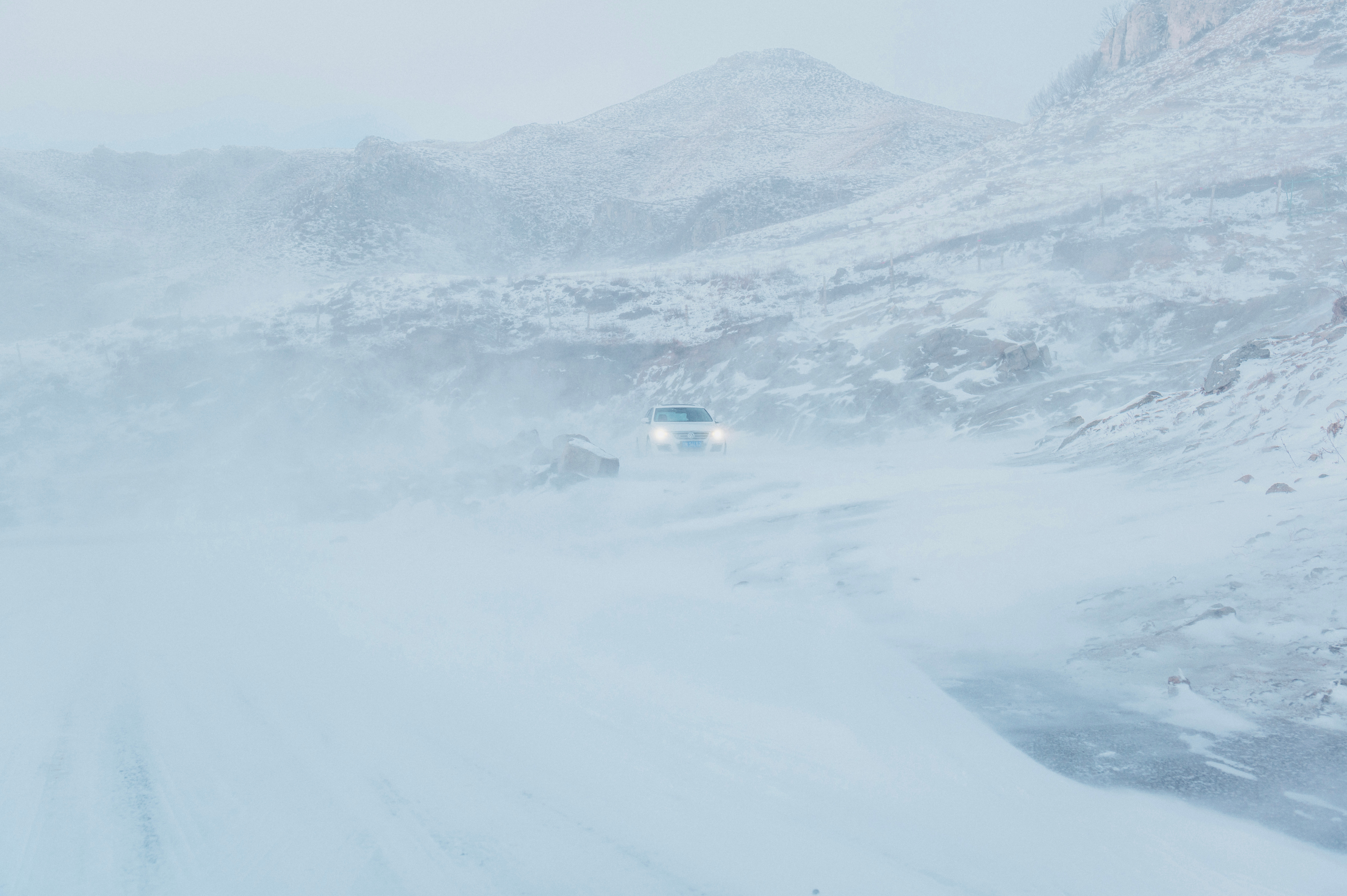 北京局部零星小雪，到山上可就中到大雪了老旧燃油车 北京