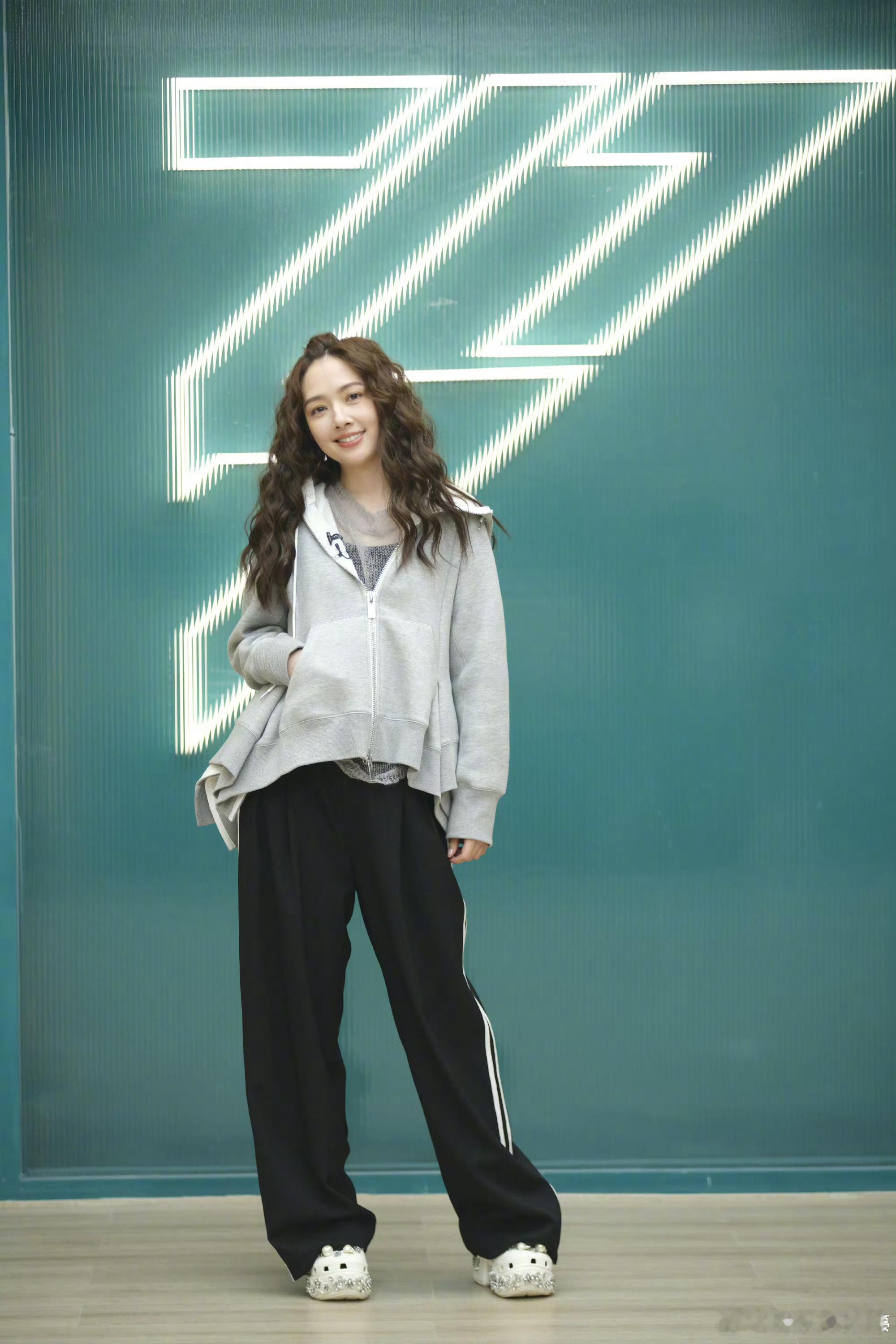 郭碧婷也太会了！脱口秀自嘲普通爱狗女，被孩子夸像迪士尼公主，一语道破没成团真相：