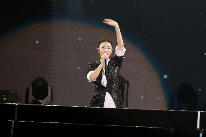 张柏芝现身钟嘉欣演唱会 港乐回忆杀狠狠戳中！钟嘉欣演唱会惊喜迎来重磅嘉宾两大女神