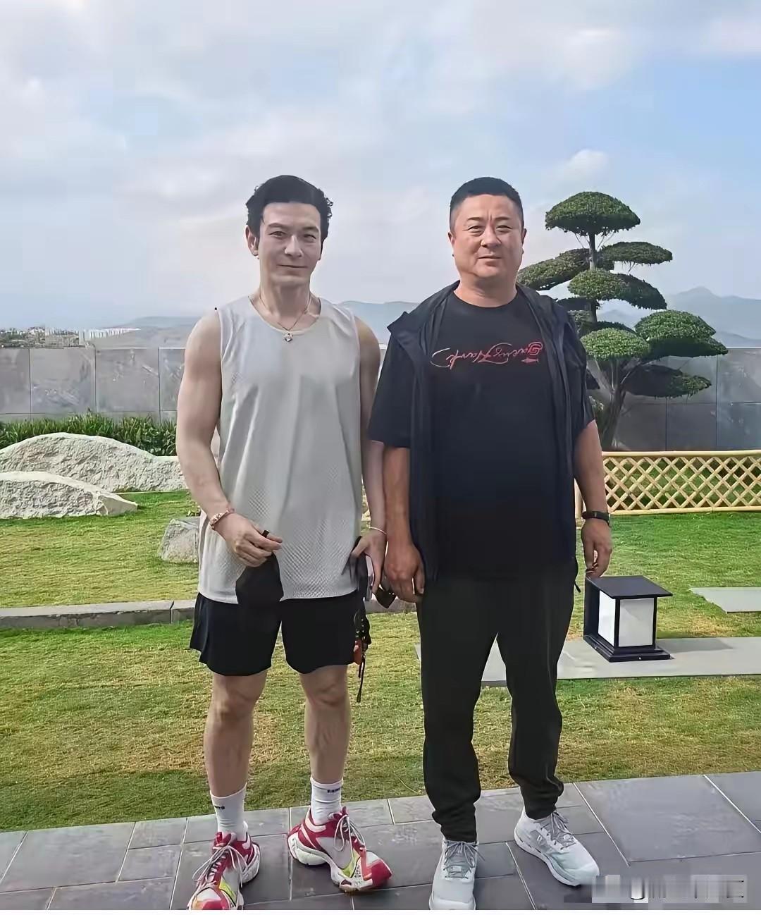 黄晓明戴假发穿增高鞋三亚跑步被偶遇，状态令网友吐槽！

最近有网友在三亚酒店跑步