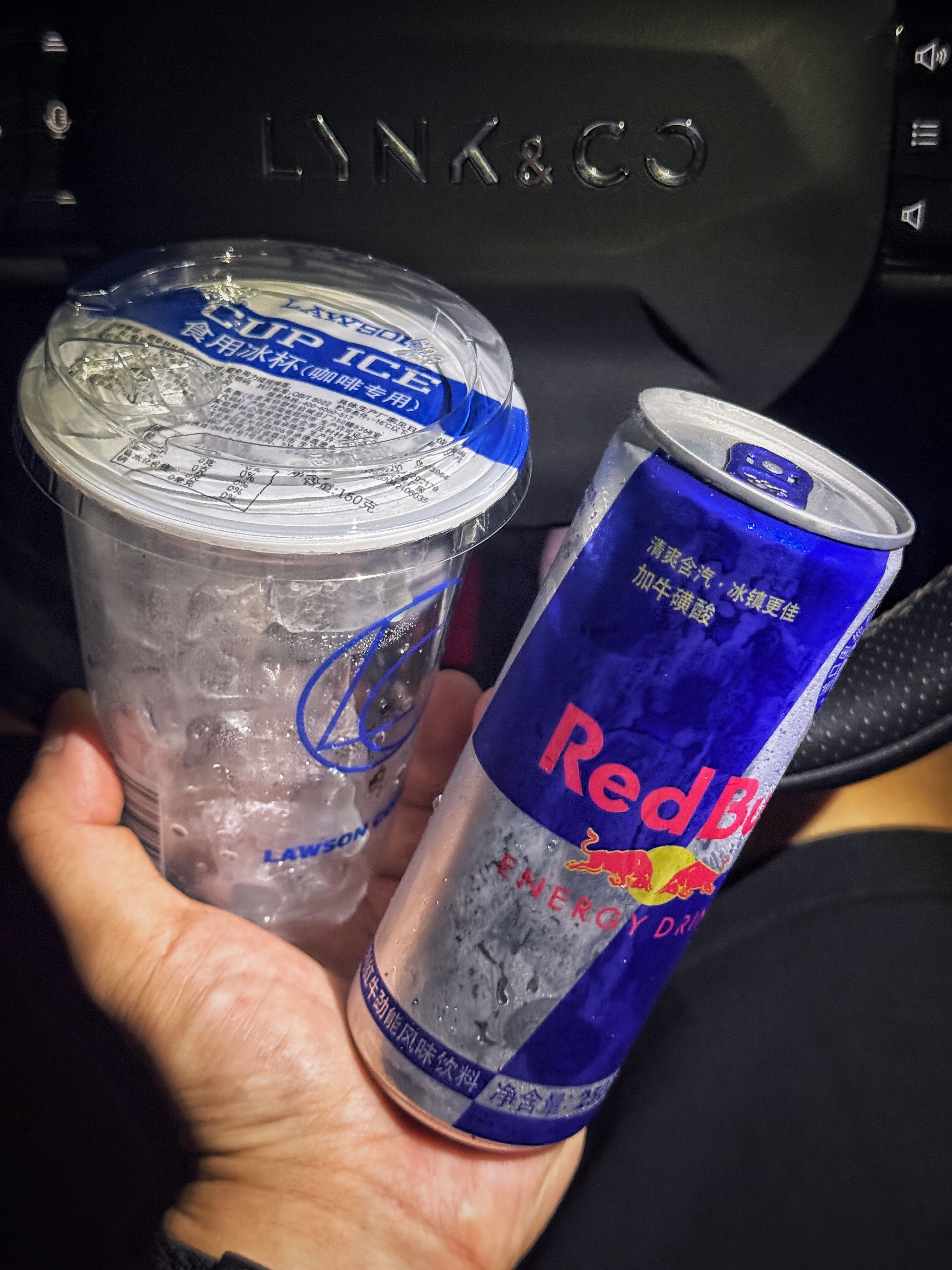 自己找开心 = 不仅买了冰镇奥地利红牛还买了杯冰块🧊[喵喵] 欣哲频道奥地利 