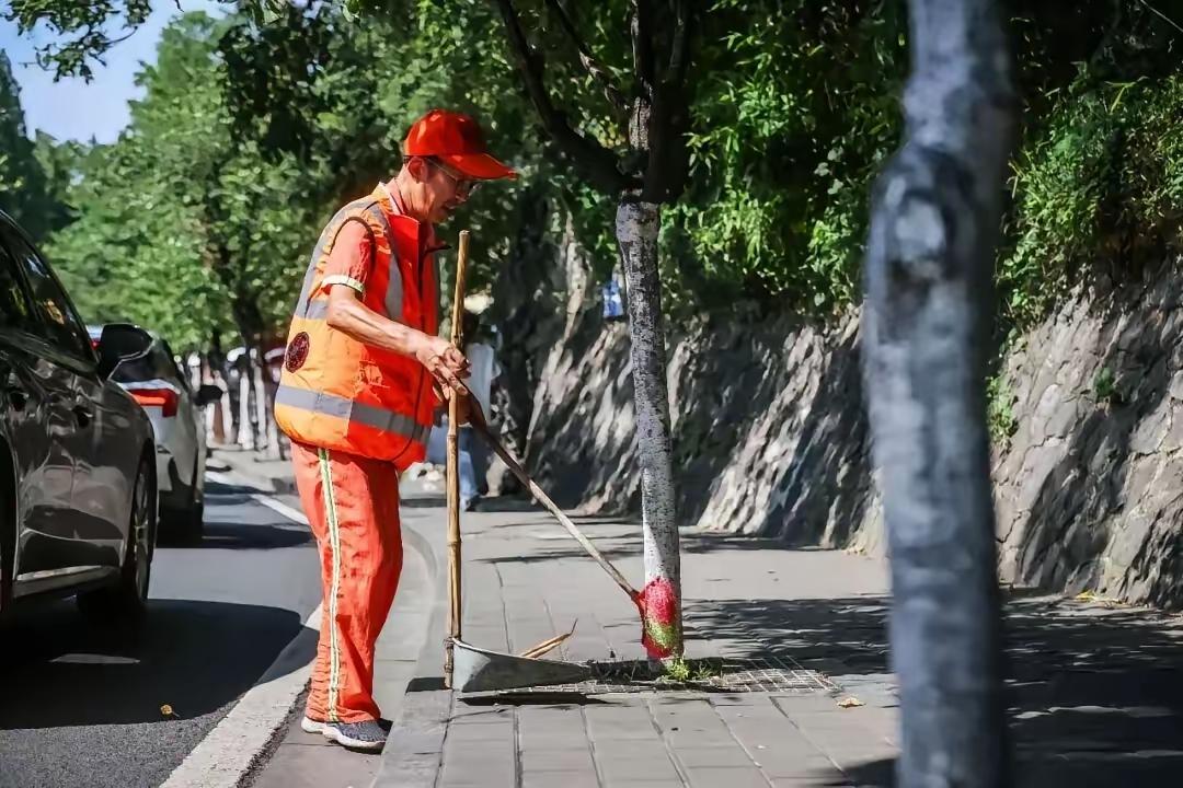 南京给环卫工人穿上的清凉马甲可真不错，这两天南京太热了，这要在以前，环卫工人脖子