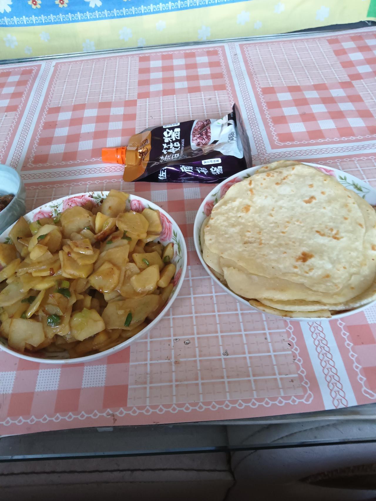 家常土豆片配手抓饼，简单美味，满足你的味蕾！🍜🍛