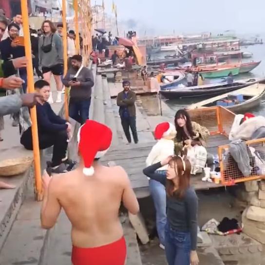 一群日本人在恒河边被印度人包围了！近日，一群日本男女，穿着圣诞特色服饰，结伴在恒