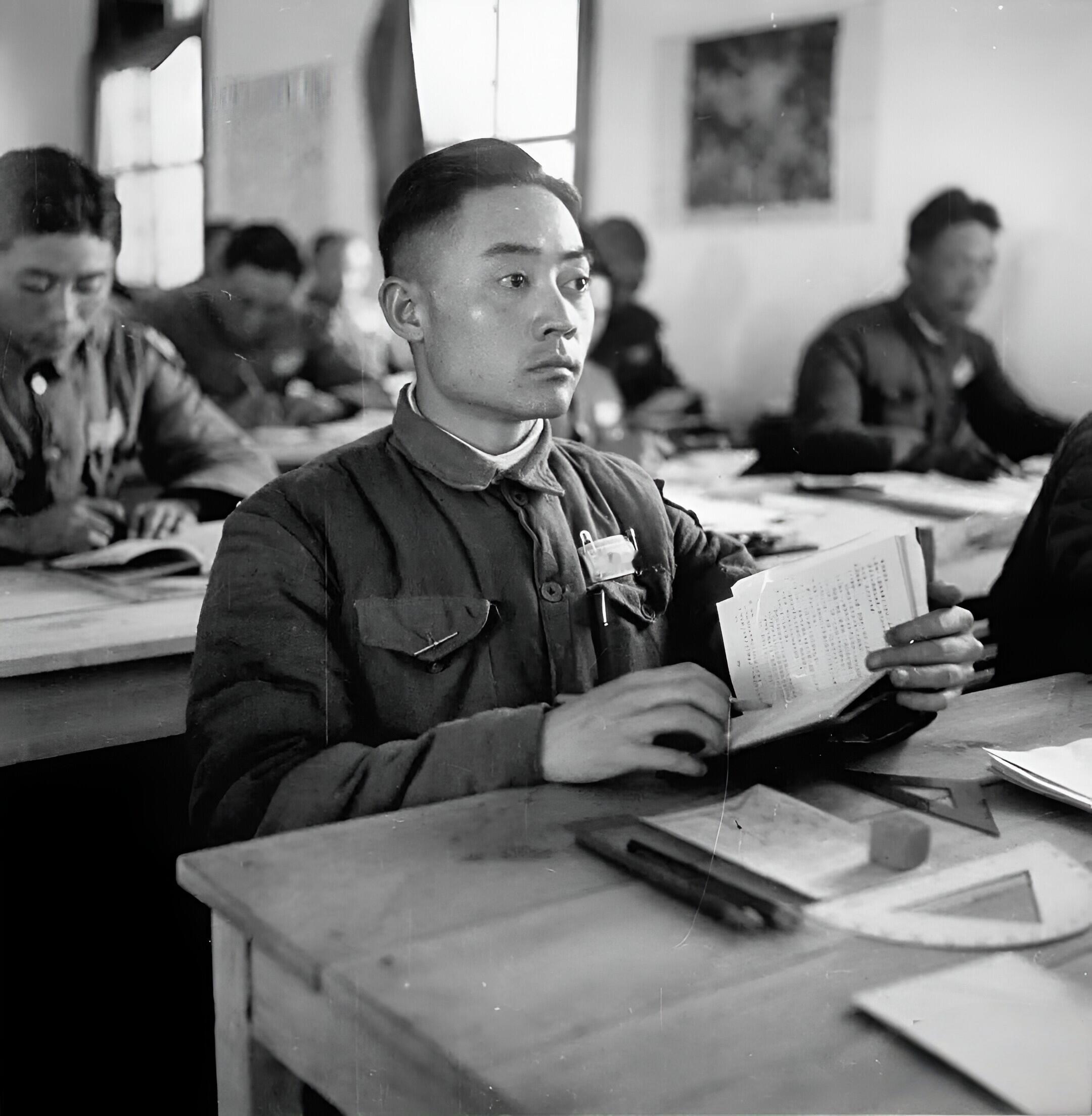 1945年云南昆明中央陆军军官学校正在上课的学员 ​​​