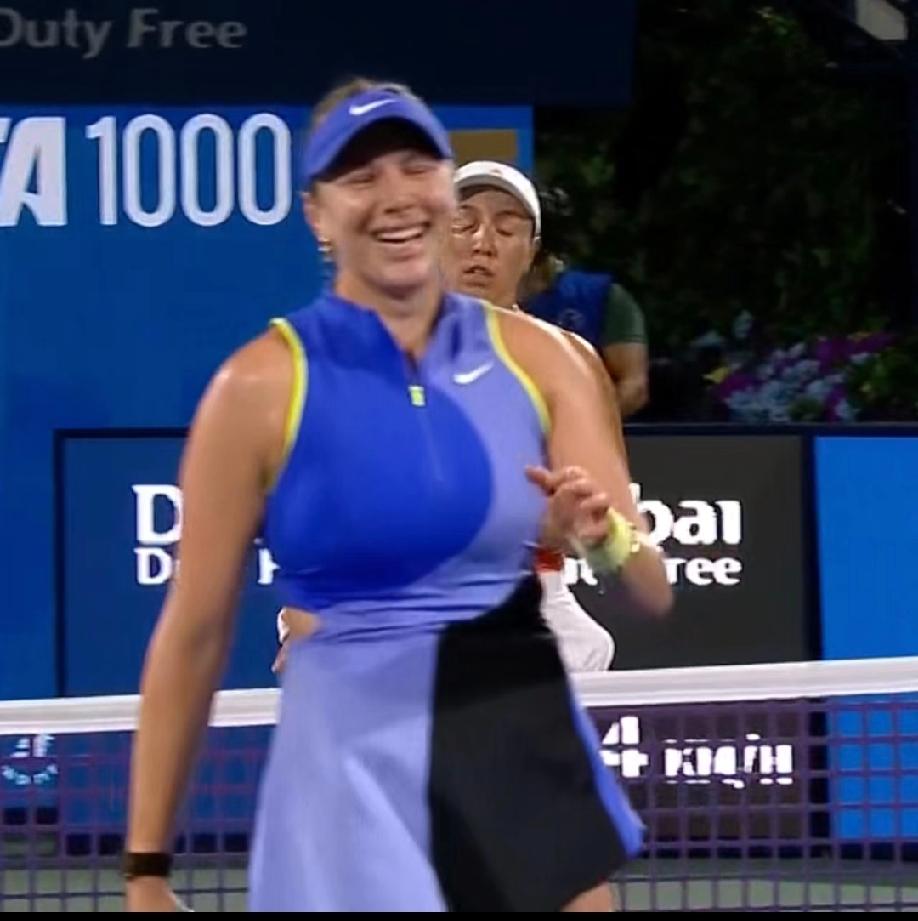 阿尼西莫娃首盘6:1拿下，第二盘又是3:1局分领先，当大家都以为阿曼达要翻身女仆