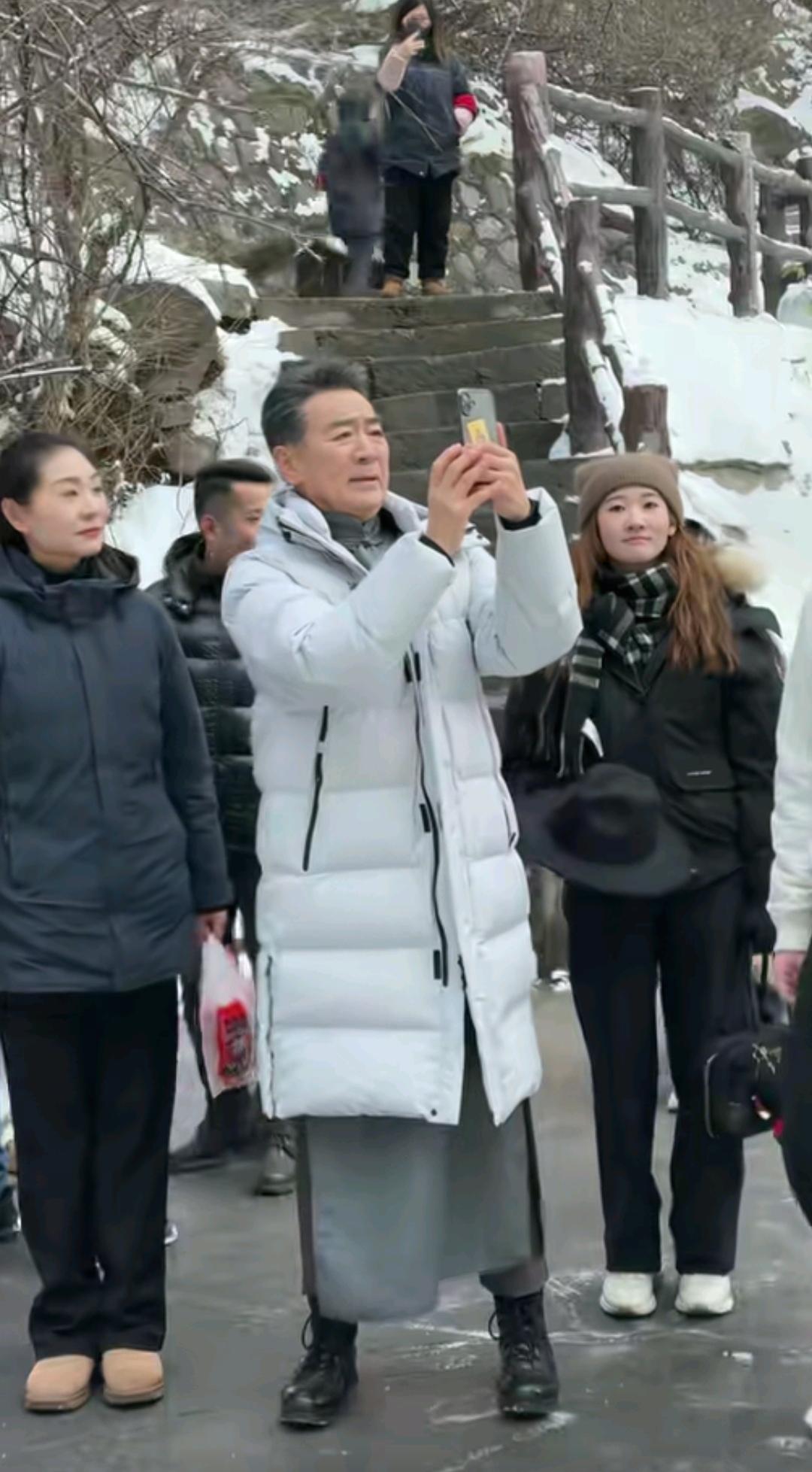 1月24日，有网友在云台山偶遇了老戏骨寇振海！雪后的云台山披上了厚厚的白被子，美