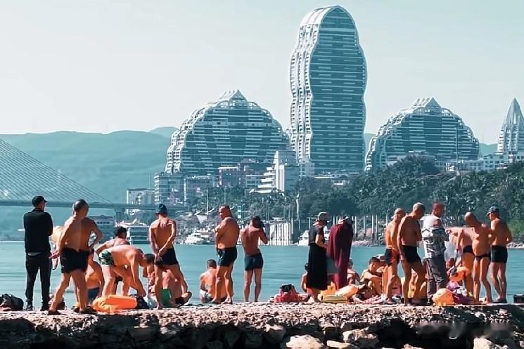 大家可能都刷到了那个视频，一大群大哥光着膀子跳进澜沧江游泳，或赤裸上身晒太阳，完