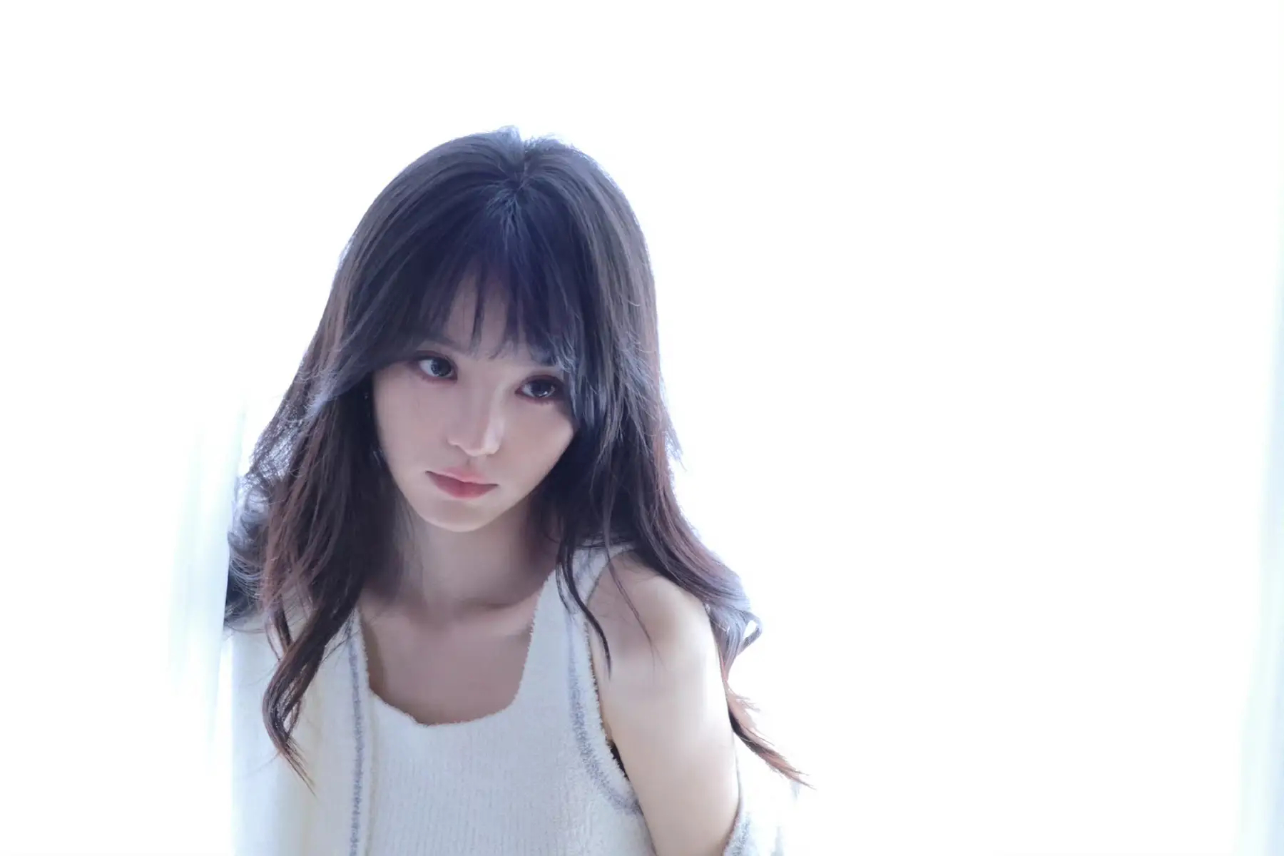 田曦薇穿豹纹睡衣化身清纯少女 大眼圆圆五官精致.田曦薇晒出了自己一组大片，图中，