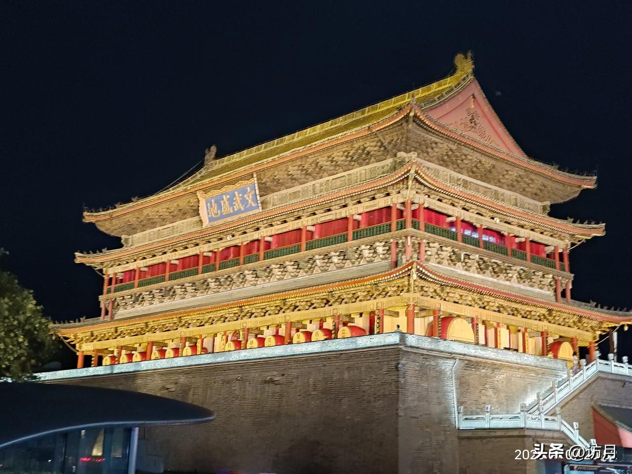 96年的皮卡晨今年都30了，22岁开始就在西安大唐不夜城表演，一晃就是7年，如今