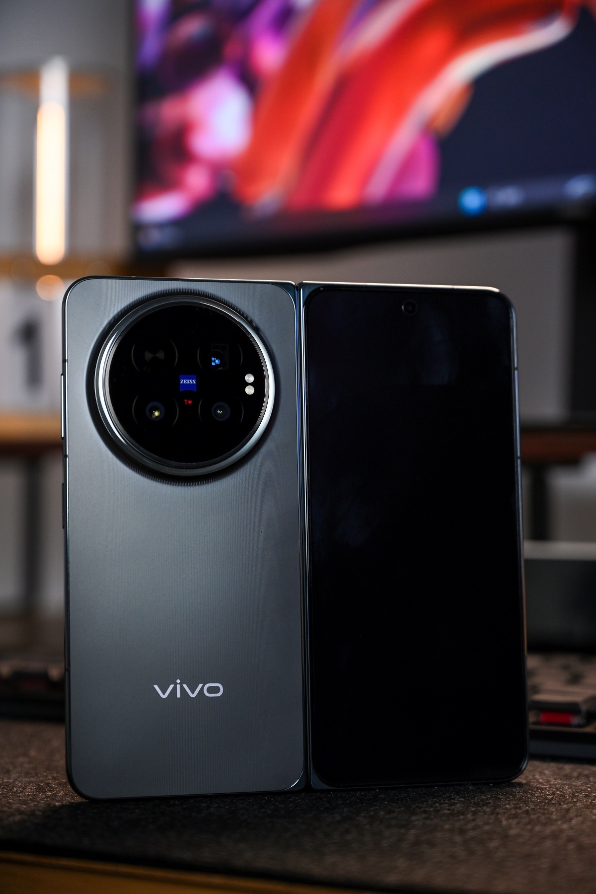 黑色的vivo X Fold6，一如既往的质感，背面不是普通的黑色，带有竖向的黑