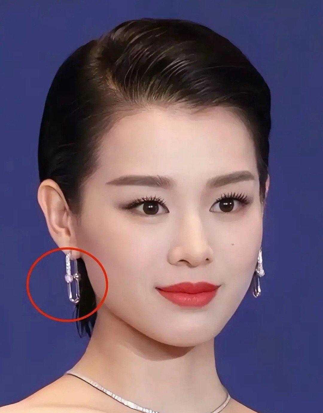 刚刚因为“拥抱门”上过热搜的胡杏儿，再度登上热搜。上一次上热搜，大家在为她不值的