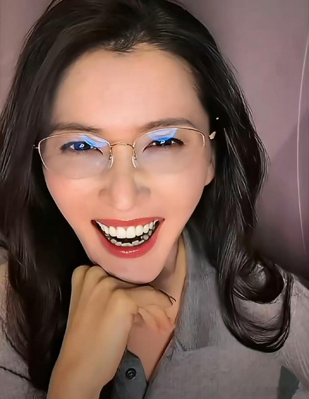 原来徐洁儿的眼镜是老花镜徐洁儿无框眼镜好性感颜值气质无可挑剔，老花镜被演绎出别样