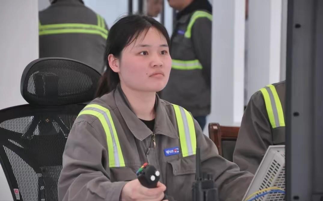 28岁211法学女毕业生李丽，考公失败、做实习律师工资低微，最终跨行去宁波北仑码