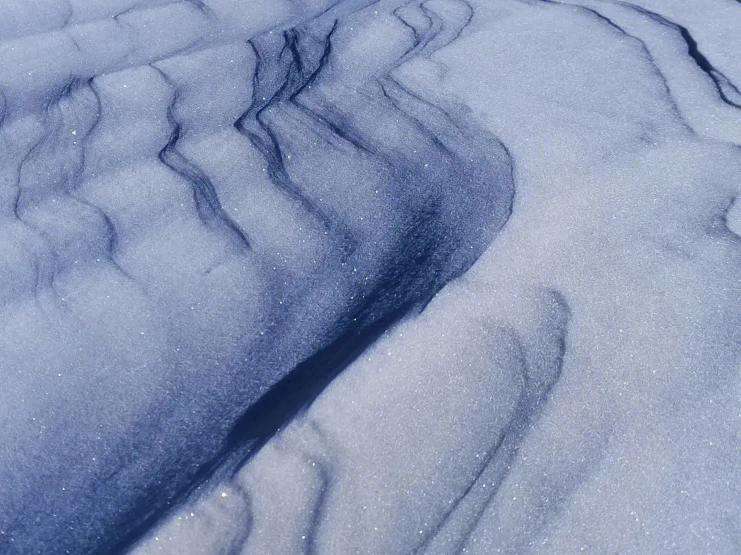 【粉雪的名字挺可爱，但却更危险？】粉雪因其松软而细腻，在滑雪时能给人一种独特的悬
