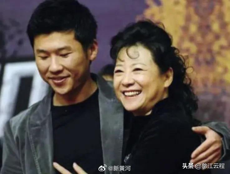 王骁，王馥荔母子俩都是金鸡奖最佳配角获得者。王骁最近上镜率特别高，他是大器晚成。