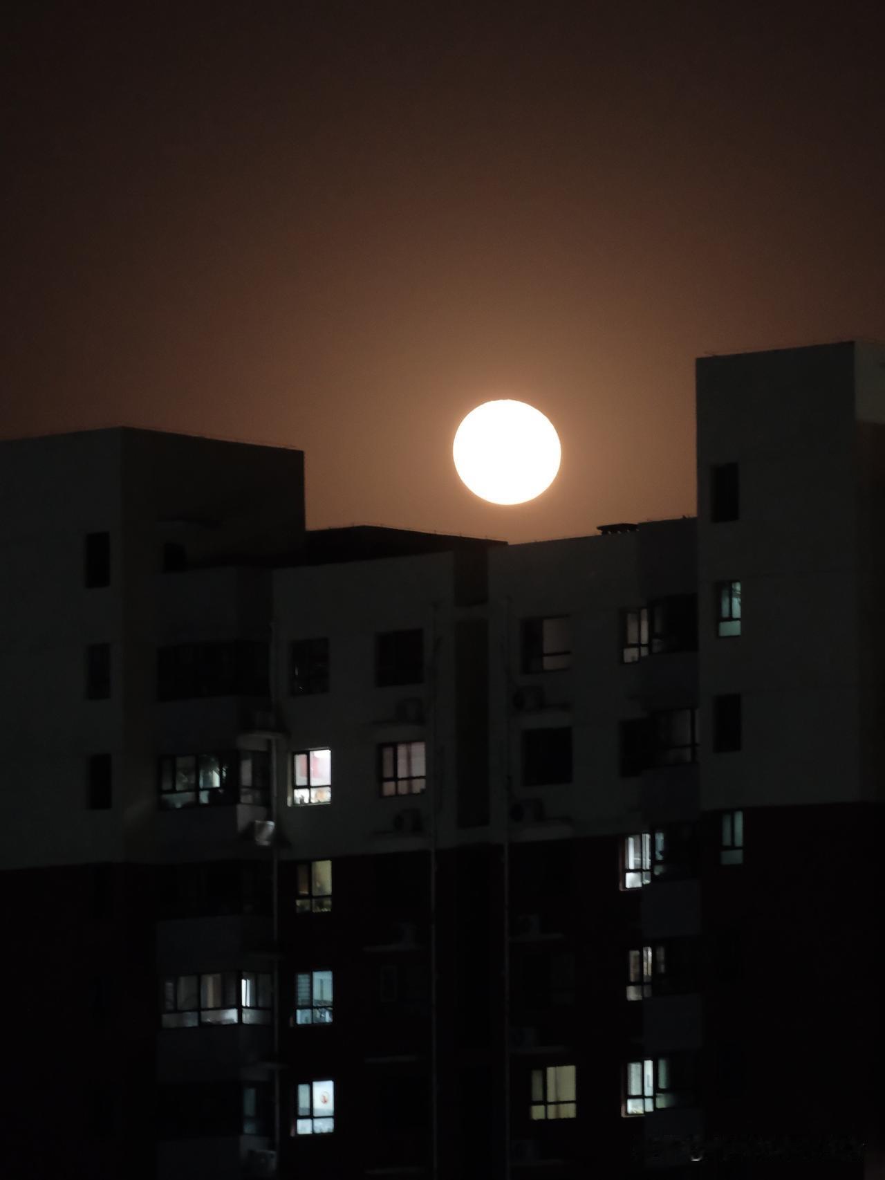 又是月圆
月圆几何，缺又圆

虚掩着的门
夜本该宁静
又似在等着何处的脚步
谁在
