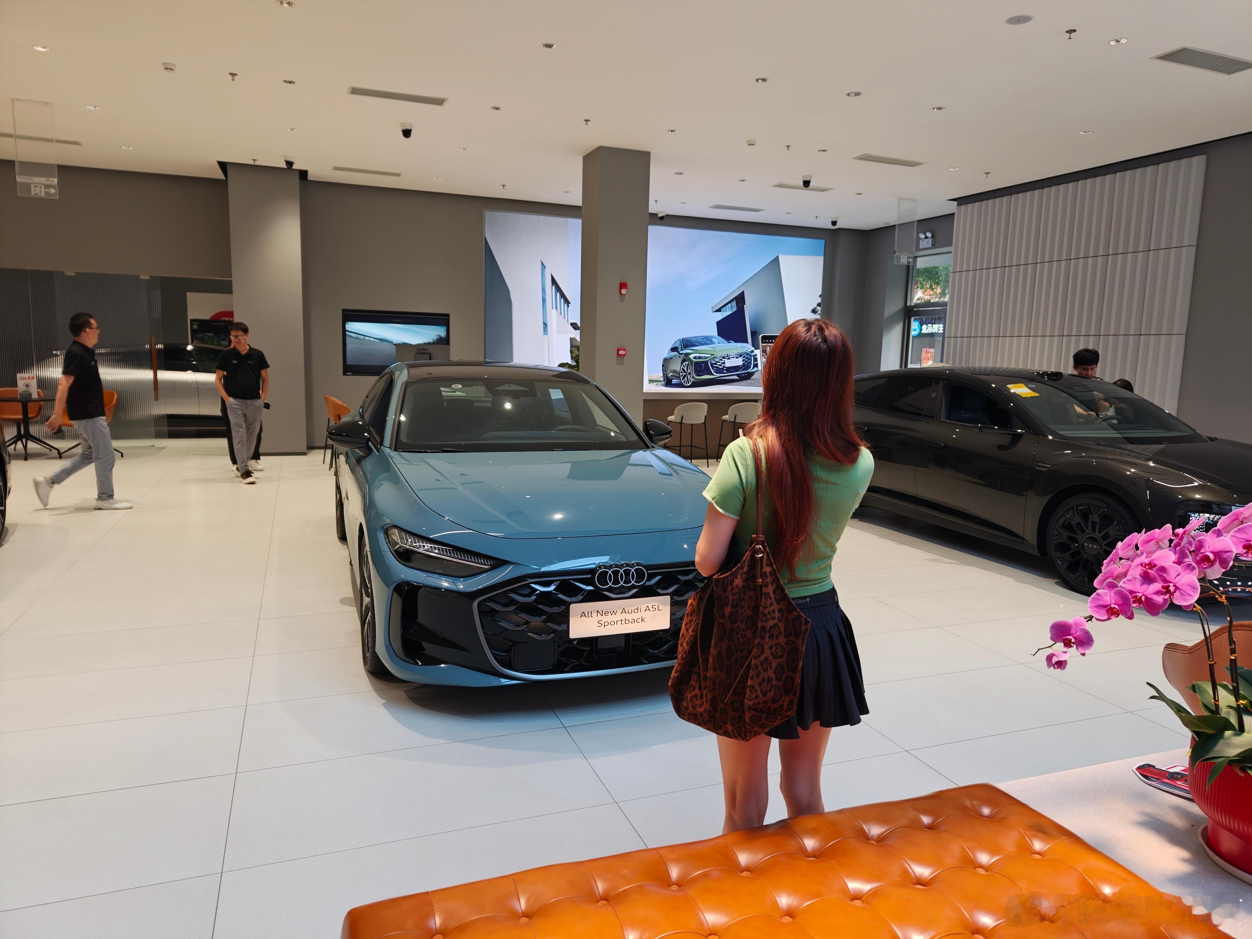 周六去门店看了奥迪A5L Sportback ，对这车确实心动好久了，来店里主要