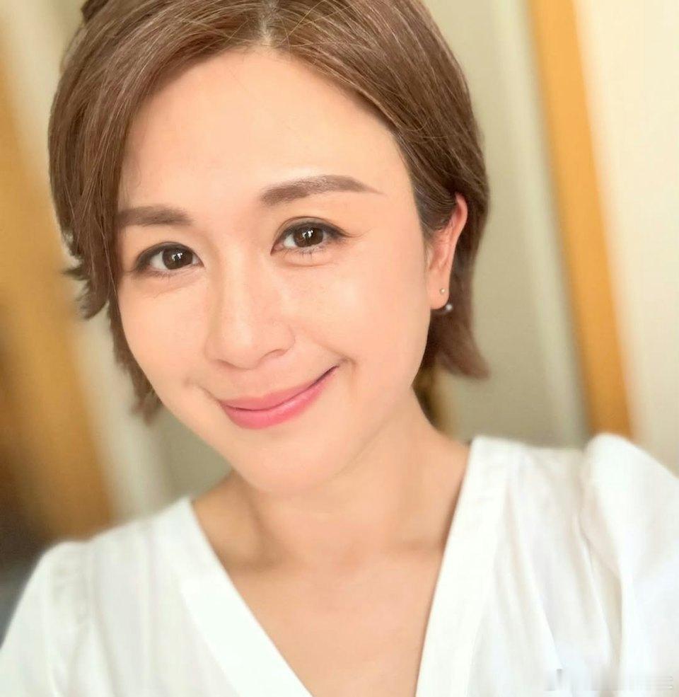 現年44歲、童星出身的唐寧（原名江麗娜），於2019年移居紐西蘭後不時在網上分享