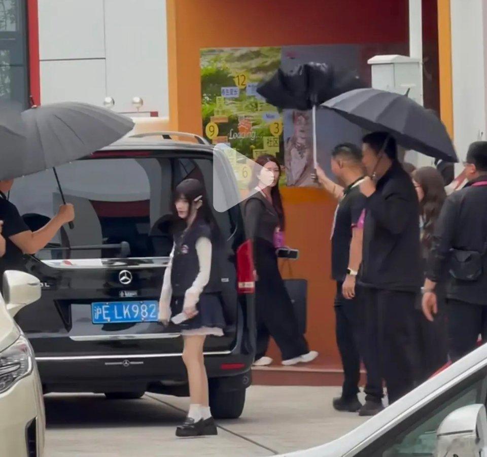 鞠婧祎长相很高，但实际上有点矮啊 
