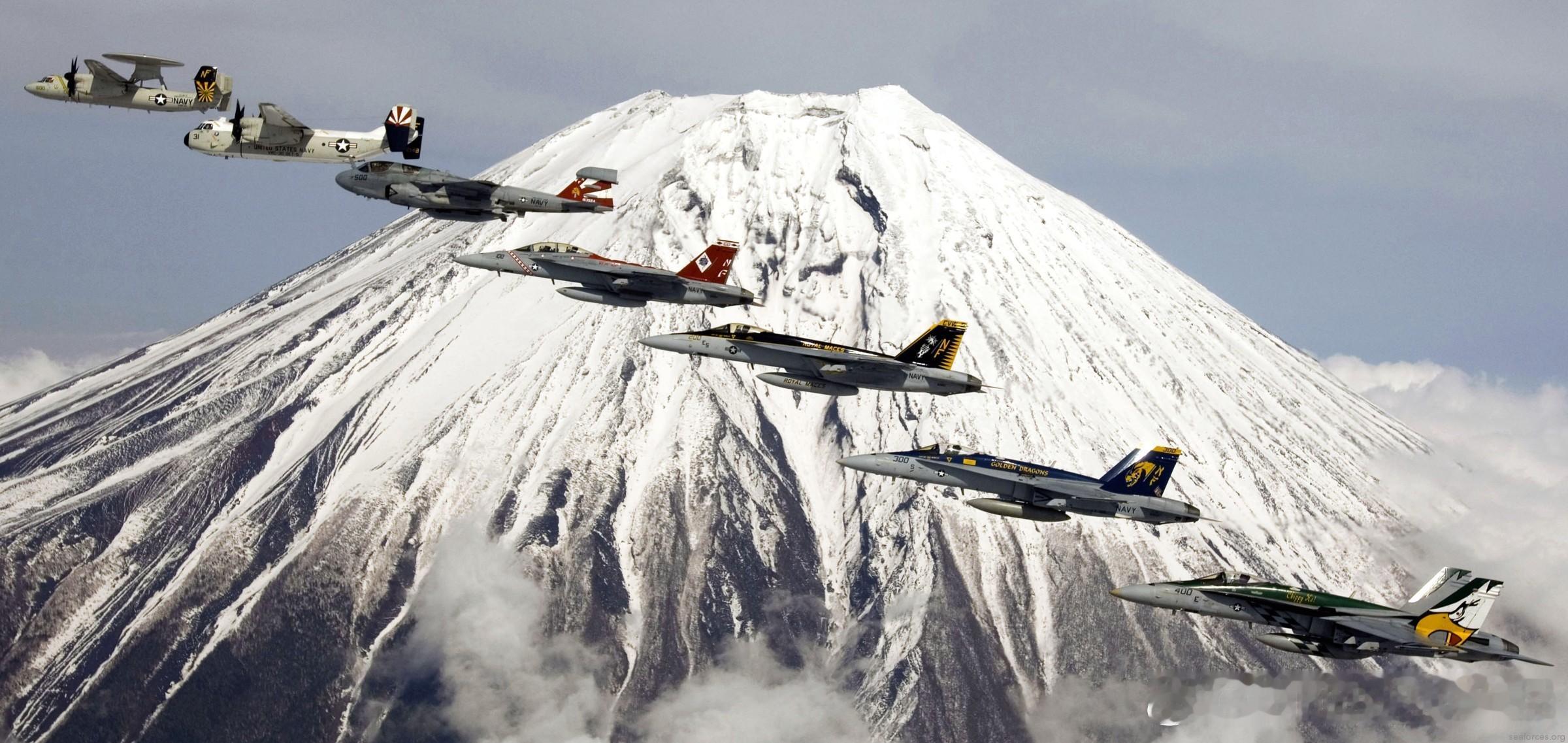 2007年4月12日编队飞越日本富士山的美军航空母舰“小鹰”号第5舰载机联队机群