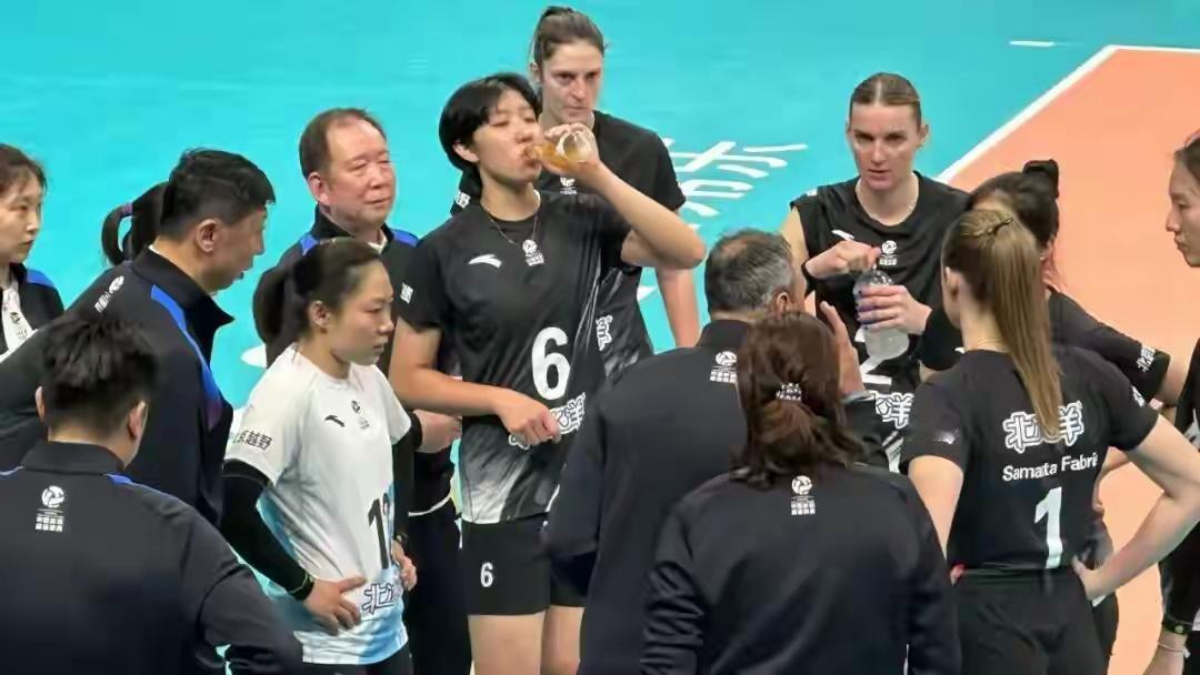 期待季后赛熟面孔！


2025-2026女排超级联赛常规赛，今日收官。

先是