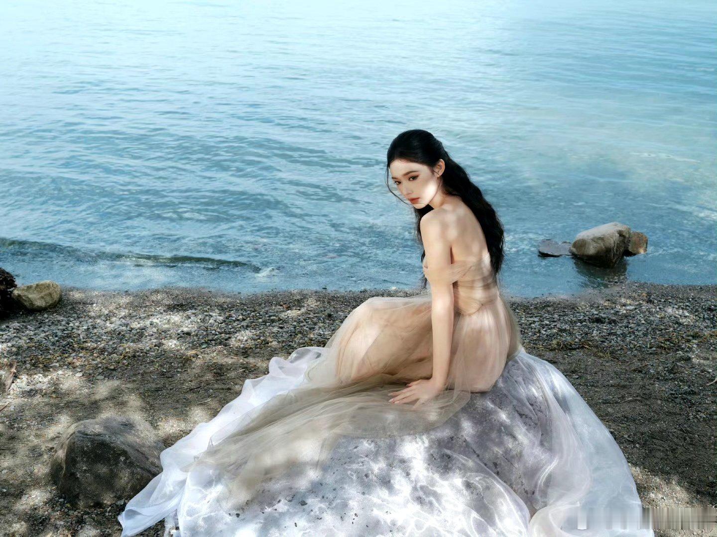 林允千金贵女 林允真的是天生的贵气美人！当丁达尔光洒在她身上，裸色长裙随风轻摆，