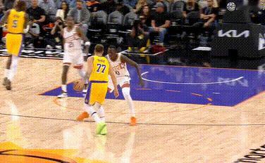 东契奇上来先给马努阿奇上课 ​​​