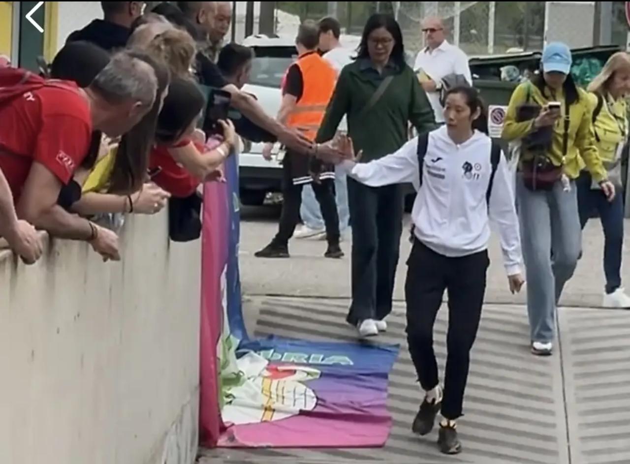 郎平又来意大利看朱婷比赛了：真是当作“亲闺女”啊
比赛结束时，郎平和朱婷，还有姚