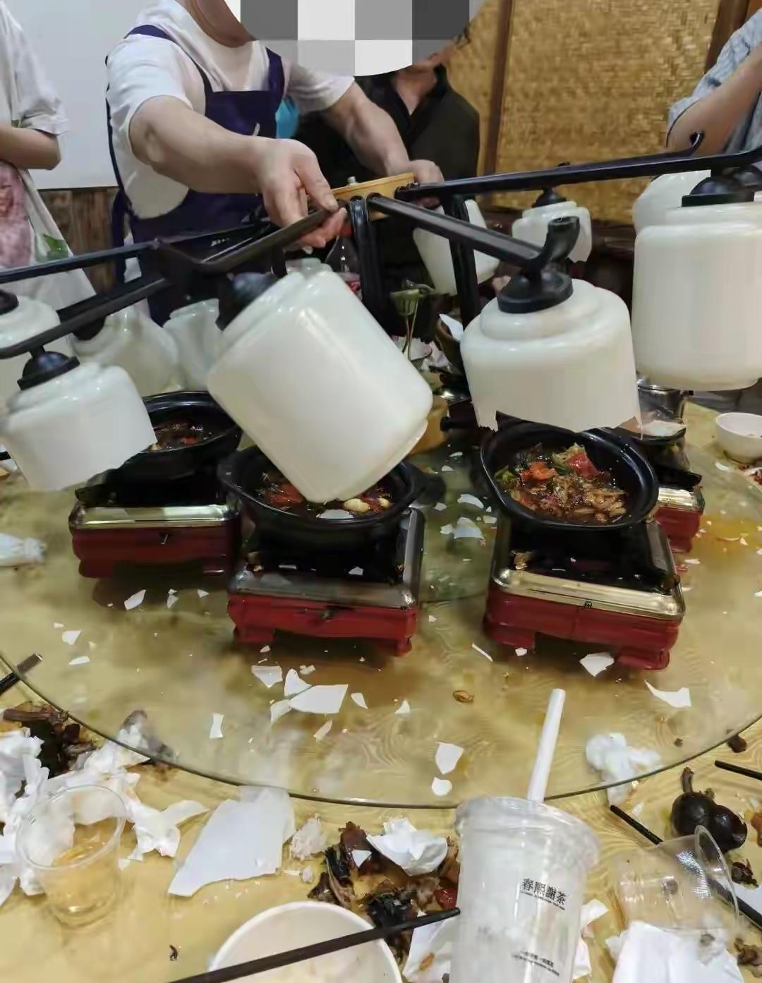 安徽这个饭店老板真的太不会做生意了。客人正坐在包间里吃饭，忽然头顶的吊灯“哐当”